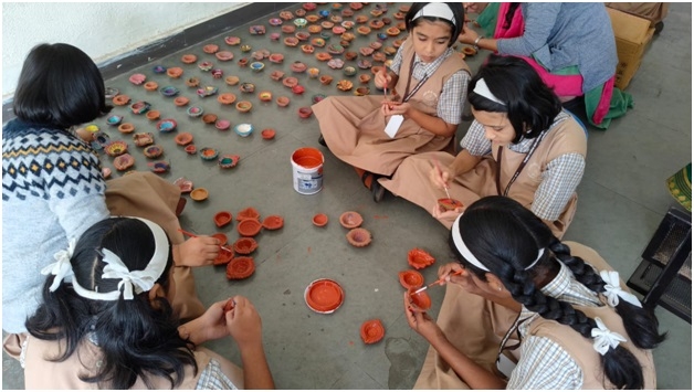 पणत्या रंगवणे